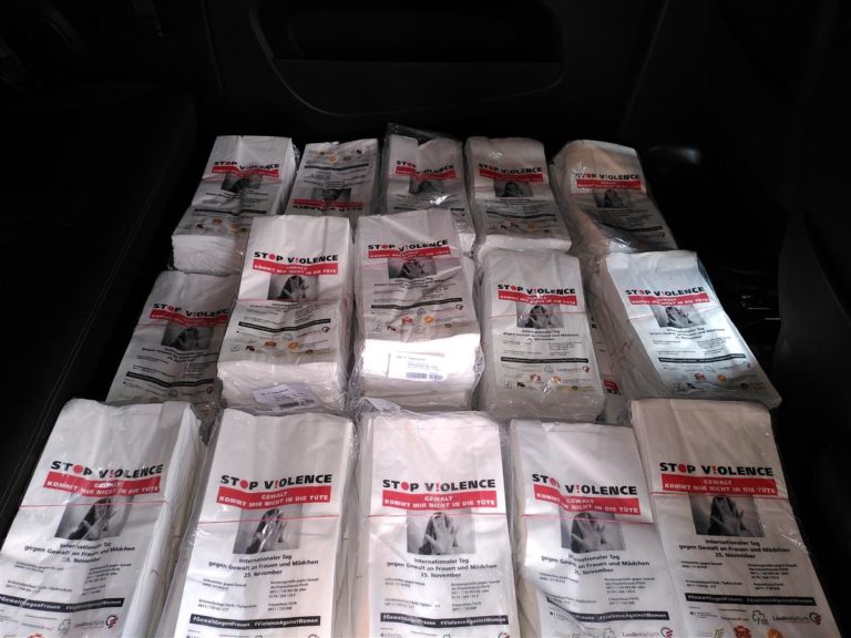 Brottüten gegen Gewalt an Frauen